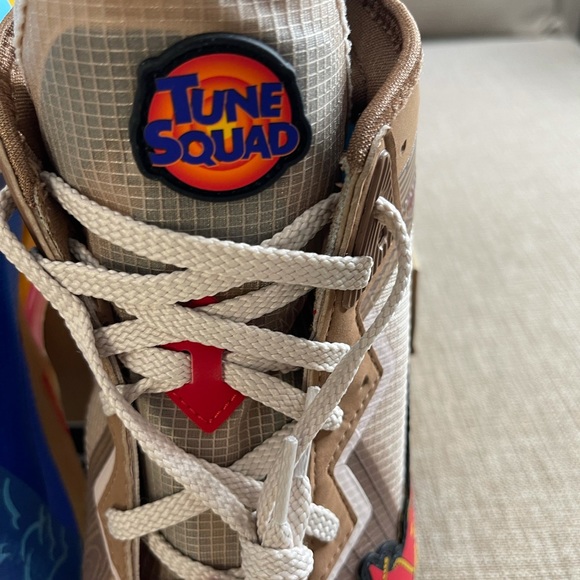 Nike Lebron 18 Low “Wile E. Coyote vs Roadrunner” - Picture 10 of 11